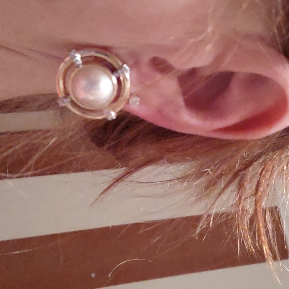 Mabe pearl earrings set in 14kt yellow gold with diamond accents, Button Style - Picture 6 of 6